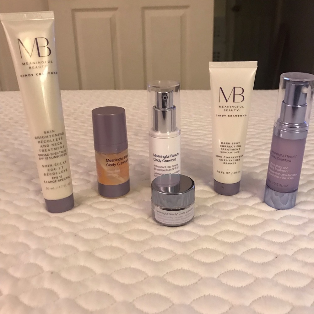 Cindy Crawford Meaningful Beauty Lot - NEW